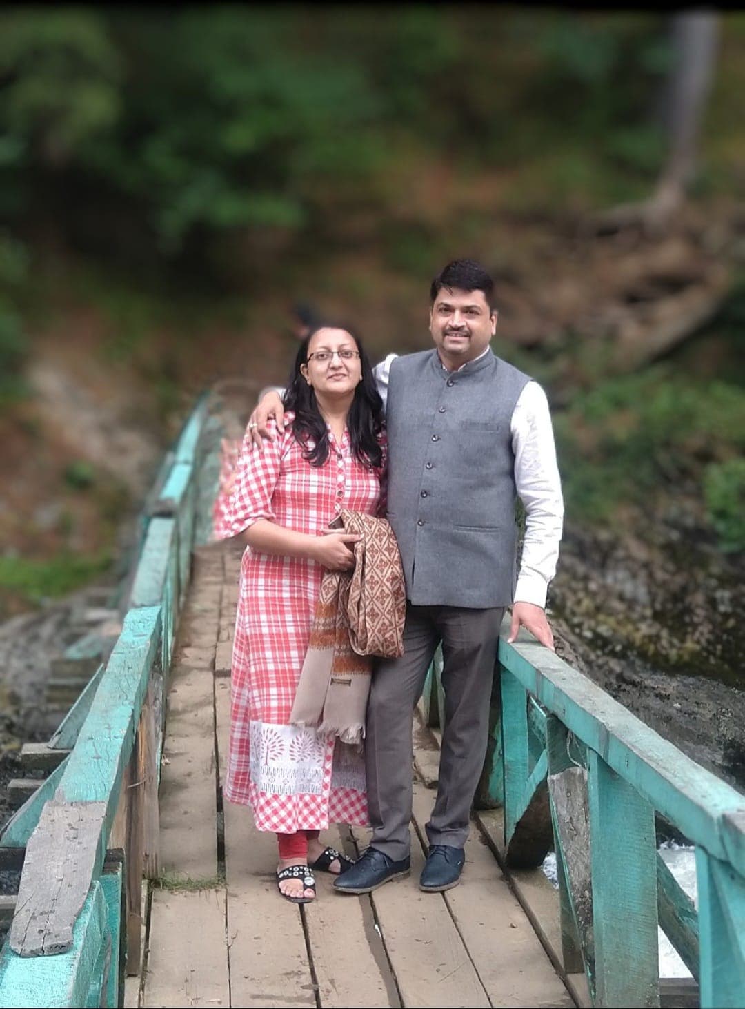 Minimalist TV unit with wall-mounted storage